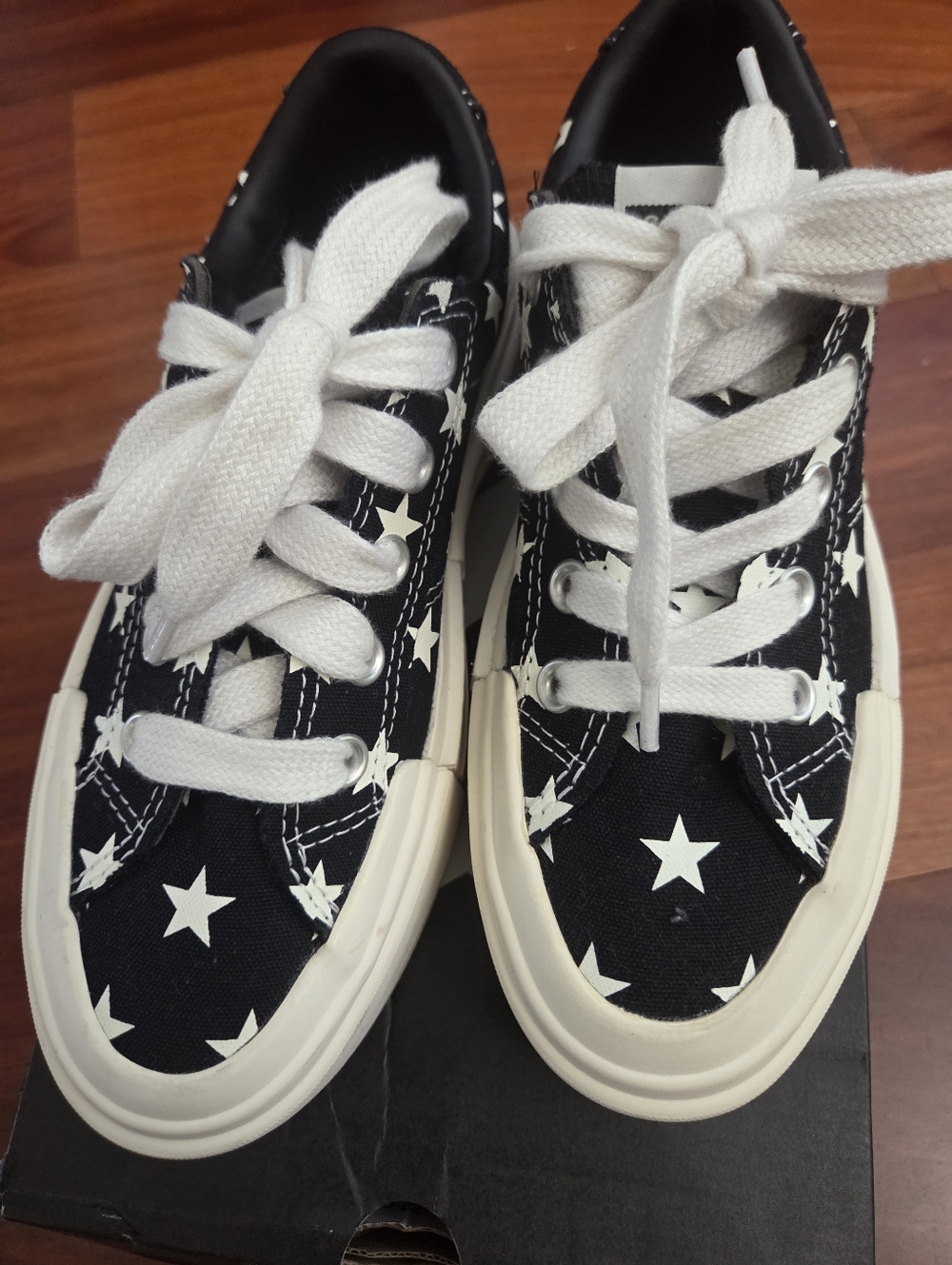 Converse Unisex Canvas Sneakers, Size 6